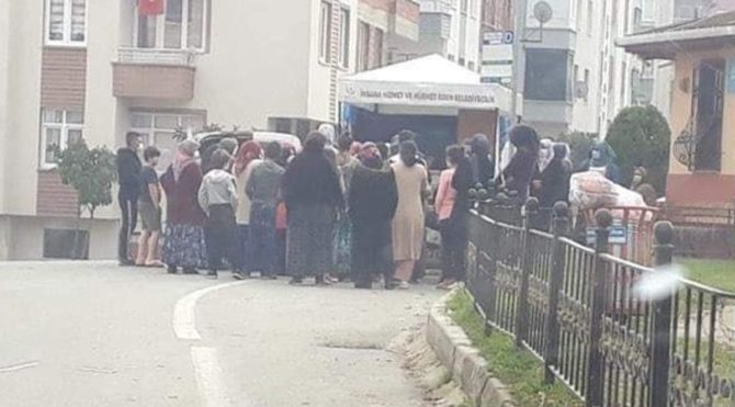 Askıda ekmek kuyruğu: Vatandaş ekmek uğruna virüsü göze aldı
