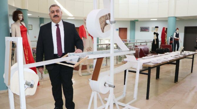 Atık malzemelerden 60 bin liralık maske makinesi yaptılar