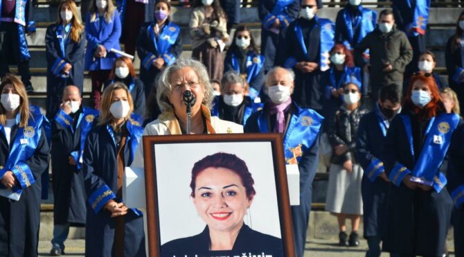 Aydın Üniversitesi’nde ‘Kırmızı saçlı öğretmen’e uğurlama