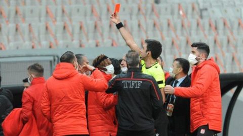 Beşiktaş-Sivasspor maçında tartışmalı karar Hakan Arslan`ı çileden çıkarttı