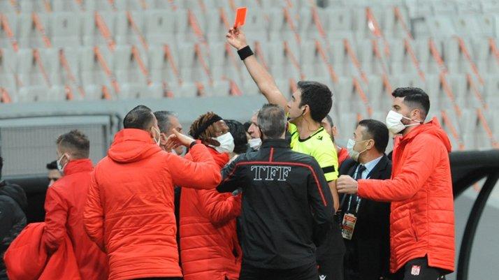 Beşiktaş-Sivasspor maçında tartışmalı karar Hakan Arslan’ı çileden çıkarttı