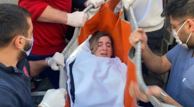 Bıçaklı saldırgan hemşireyi rehin aldı