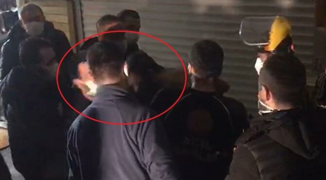 Bir kişiyi bıçaklayıp kendisini yaraladı, sağlık çalışanını da darbetti