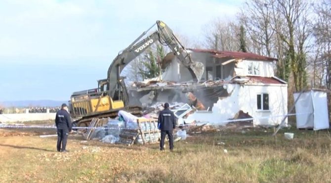 Çatalca’da Hazine arazisindeki kaçak 8 villa yıkıldı