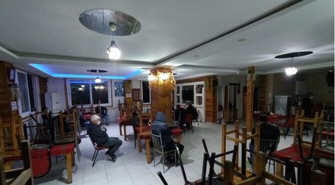 Corona tedbirlerini hiçe sayıp kumar oynadılar