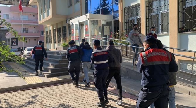 ‘Corona testi yapacağız’ diyerek, yaşlı kadını gasp ettiler