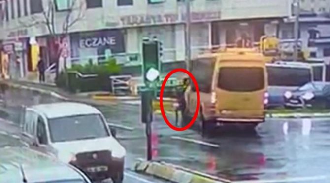 Dehşet! Minibüsün altında sürüklendi, kulağı koptu
