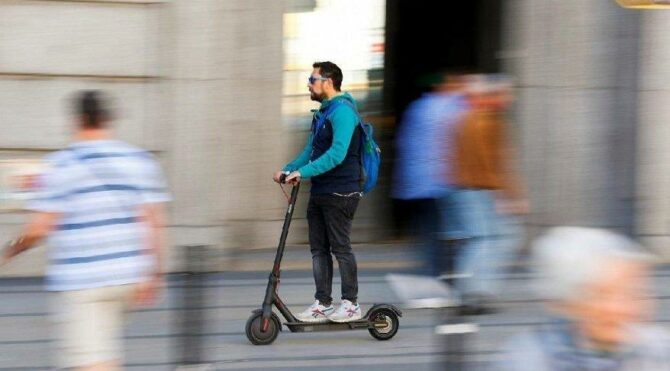 e-scooter’a iki kişi binen ceza ödeyecek