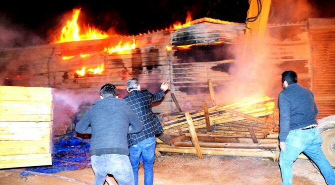Fabrika alev alev yandı, işçiler hayatları pahasına keresteleri kurtarmaya çalıştı