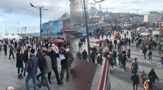 Güzel hava coronayı unutturdu! İstanbullular Eminönü ve Galata Köprüsü’ne akın etti