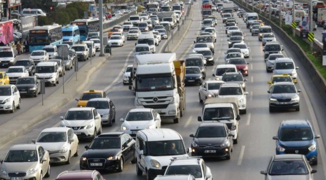 İstanbul’da kısıtlama öncesi yine trafik yoğunluğu