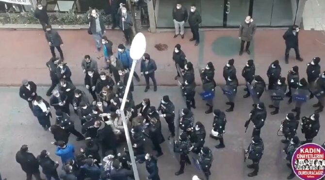 ‘Kadınları yaşatacağız’ diyen kadınlar gözaltına alındı