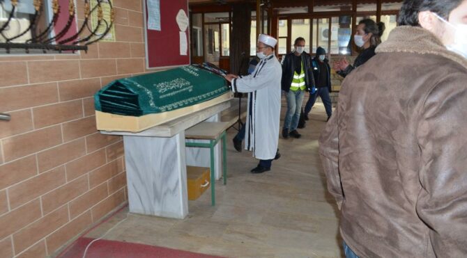 Kalp krizinden ölen kadın ile coronadan ölen kadının cenazeleri karıştı