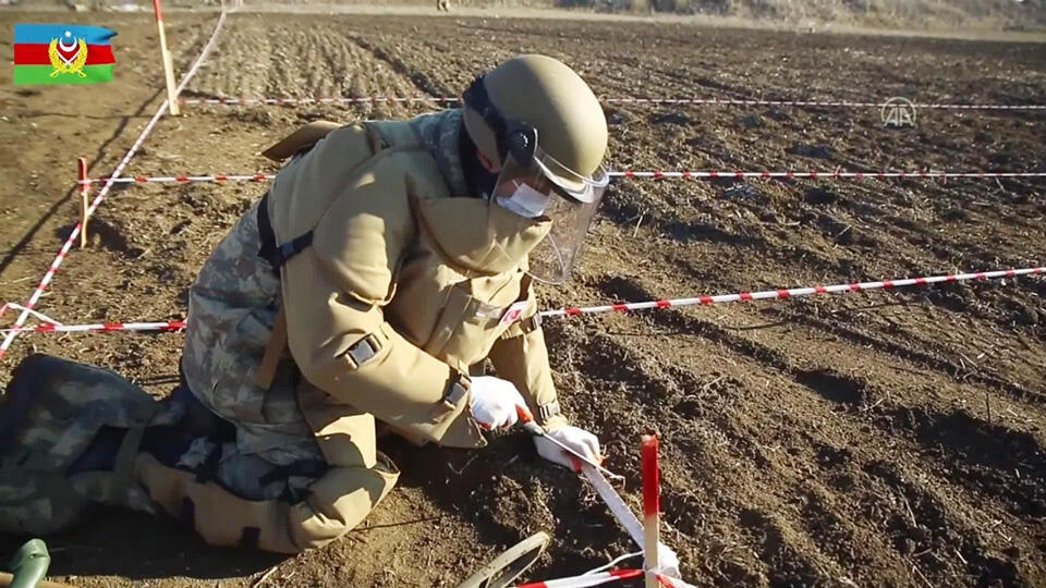 Karabağ'da tuzaklanmış patlayıcılar imha ediliyor | Video