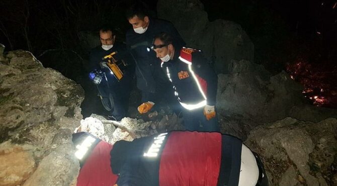 Kaya parçasının altında kalan çoban hayatını kaybetti