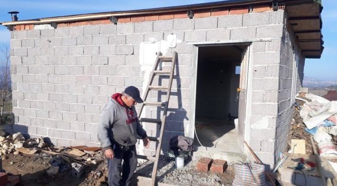 Kızının dersleri için internet çeken yere ev yaptı