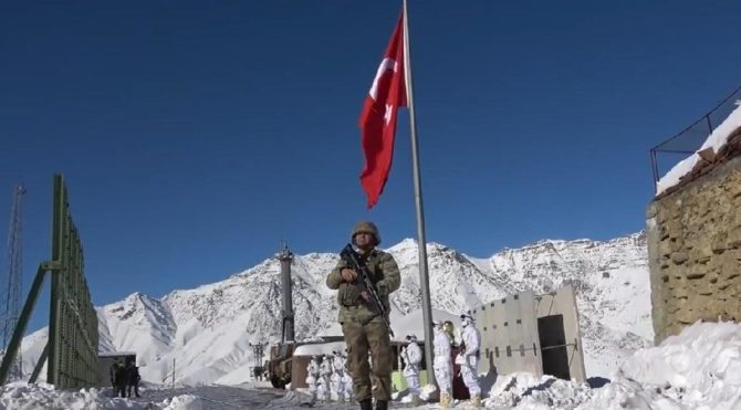 Mehmetçik 2 bin 100 rakımdan seslendi: Gözünüz arkada kalmasın