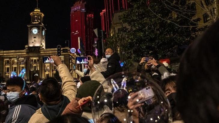 Coronanın ortaya çıktığı Wuhan'da binlerce kişi yılbaşını kutladı