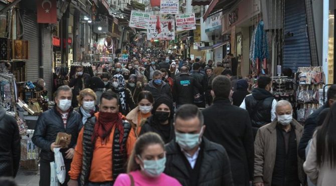 Mısır Çarşısı’nda adım atacak yer kalmadı