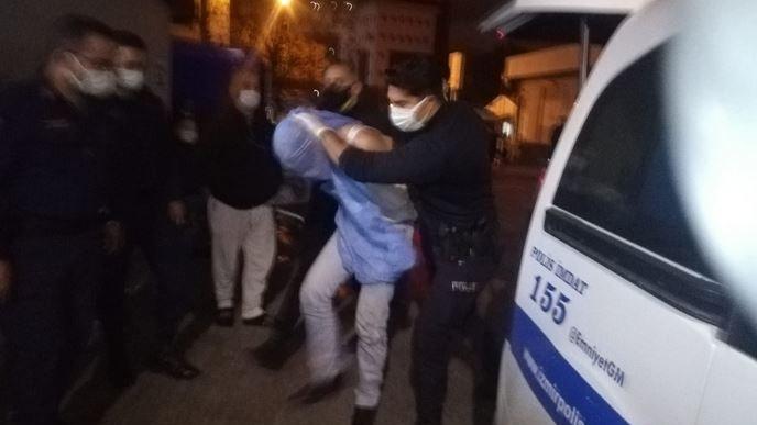İzmir'de polise döner bıçaklı saldırı
