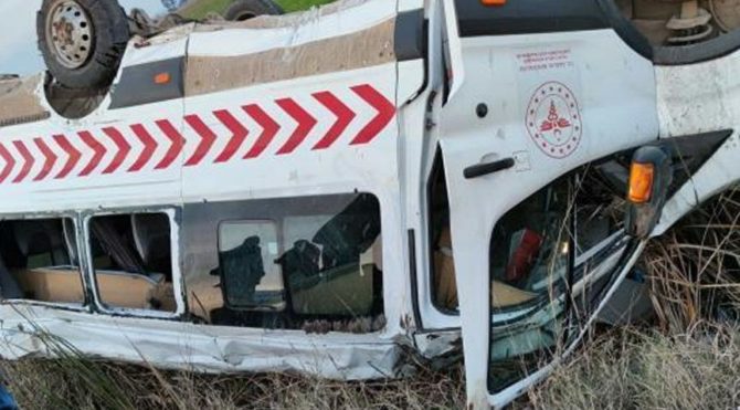 Sağlık personelini taşıyan araç kaza yaptı: 1 kişi hayatını kaybetti, 1’i ağır 12 yaralı
