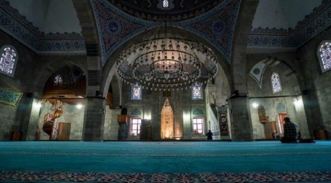 Sokağa çıkma kısıtlamasında cuma namazı serbest