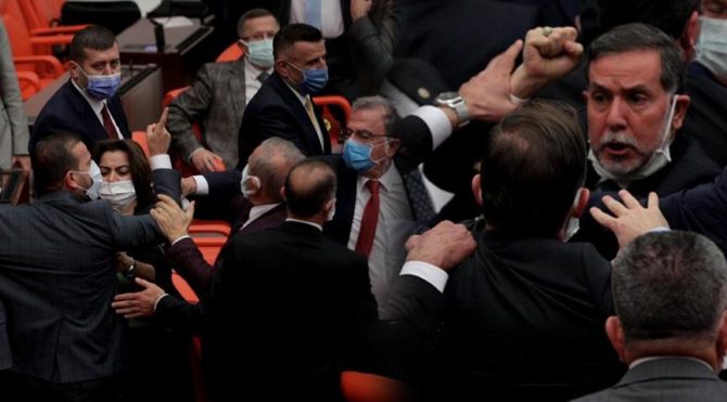 TBMM’de kavga, ortalık karıştı! AKP’li Alpay Özalan: Hadi lan, terbiyesiz