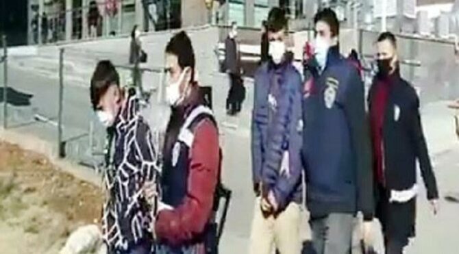 Telefonunu alamadıkları genci önce dövüp sonra tüfekle vurdular