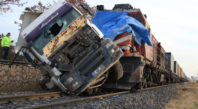 Tren, çarptığı TIR’ı 100 metre sürükledi: 5 yaralı