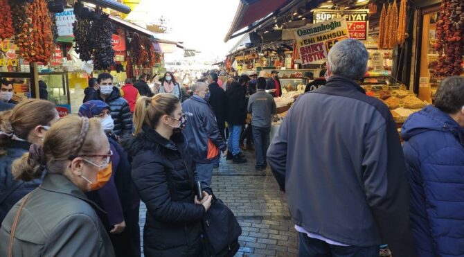 Yılbaşı alışverişinde pandemi kuralları hiçe sayıldı