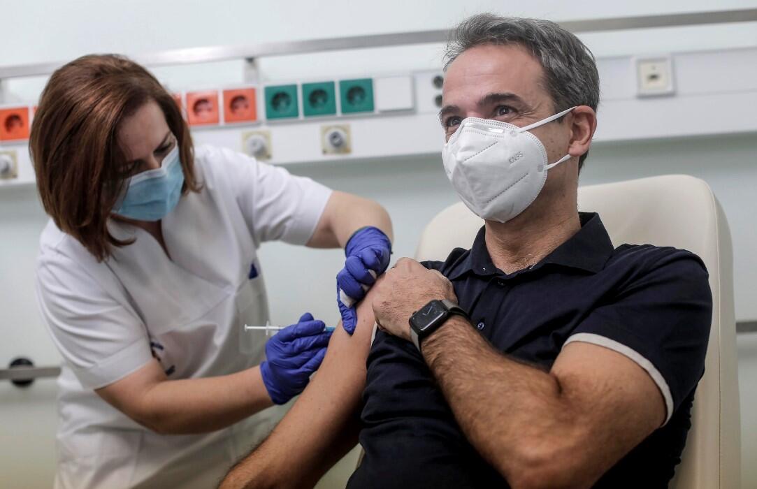 Yunanistan'da Miçotakis’in COVID-19 aşısı olurken çekilen fotoğrafına tepki