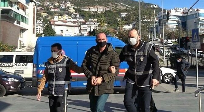 10 yıllık eşinin bıçaklı saldırısında ölümden döndü