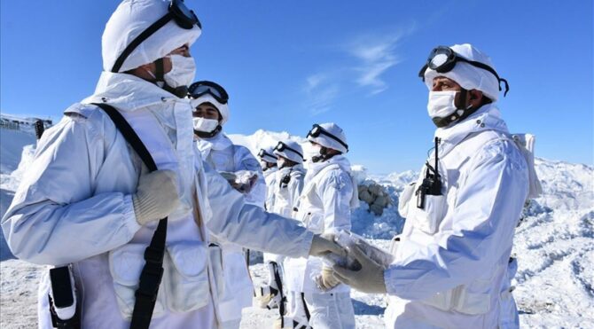 117 yaşındaki Zeliha Barlas’ın ördüğü çoraplar Şırnak üs bölgesindeki Mehmetçiklere dağıtıldı