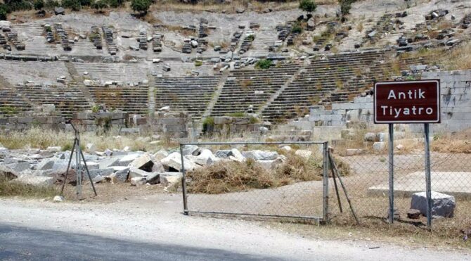 2 bin 400 yıllık antik tiyatroda kaçak kazı