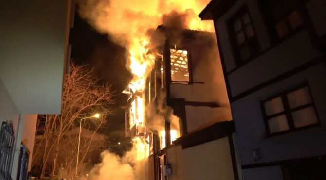 200 yıllık bina cayır cayır yandı, vatandaşlar sokağa döküldü