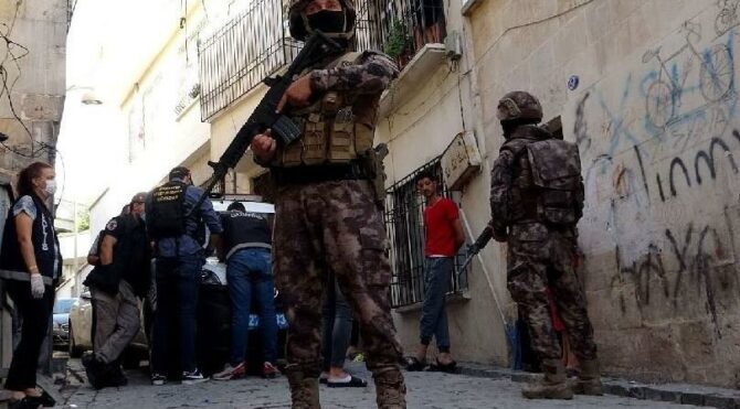 52 yılla aranan çocuk katili saklandığı evde yakalandı