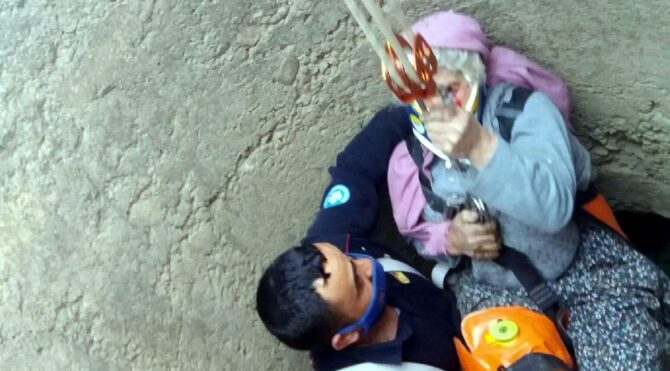 70 yaşındaki kadın üç metrelik kuyuya düştü