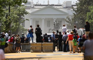 Beyaz Saray'ın önündeki heykel göstericiler tarafından yıkılmak istendi