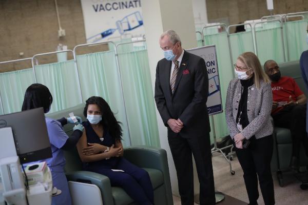 ABD'de hastane çalışanları BionTech/Pfizer aşısının ikinci dozunu vuruldu