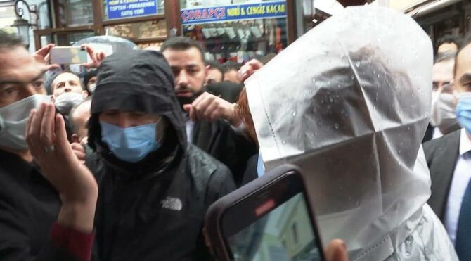 Akşener ile konuşan besici isyan etti: Bizi bitirdiler abla, lütfen sesimizi duyurun