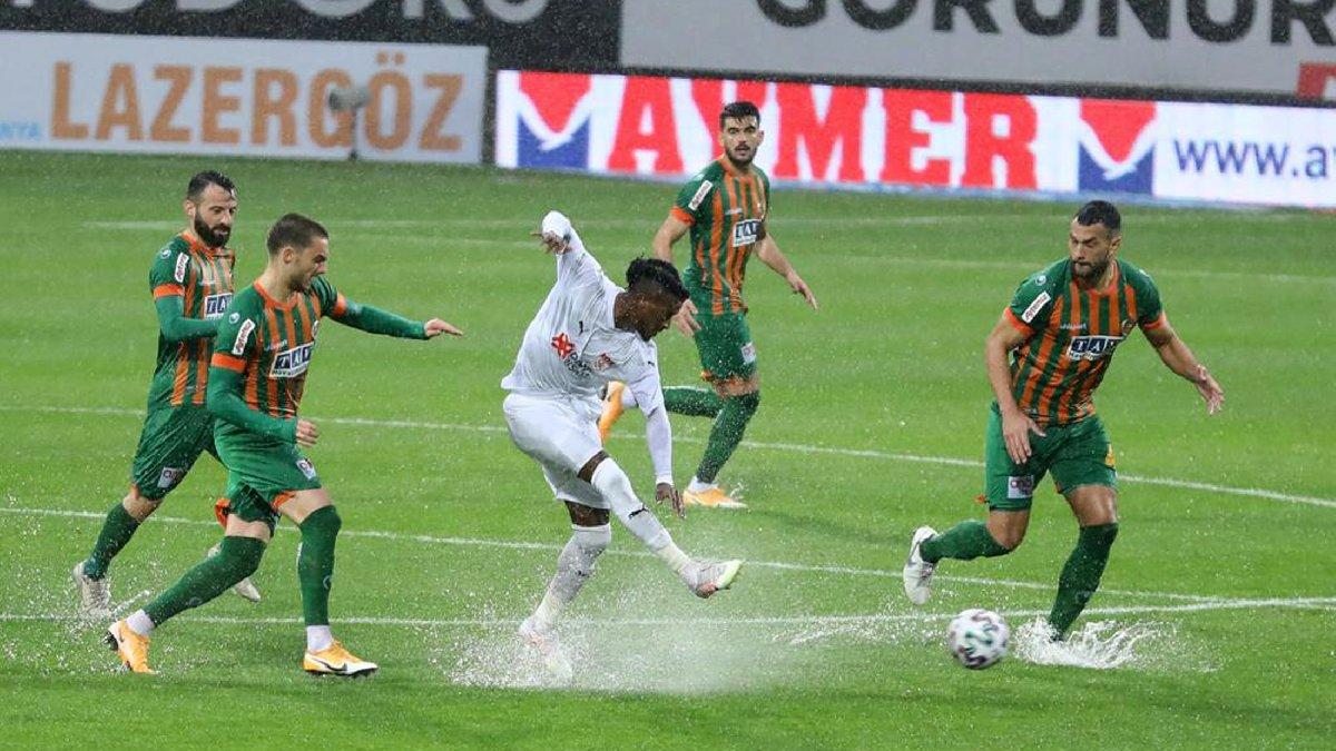 Alanyaspor-Sivasspor maçına yağmur ertelemesi