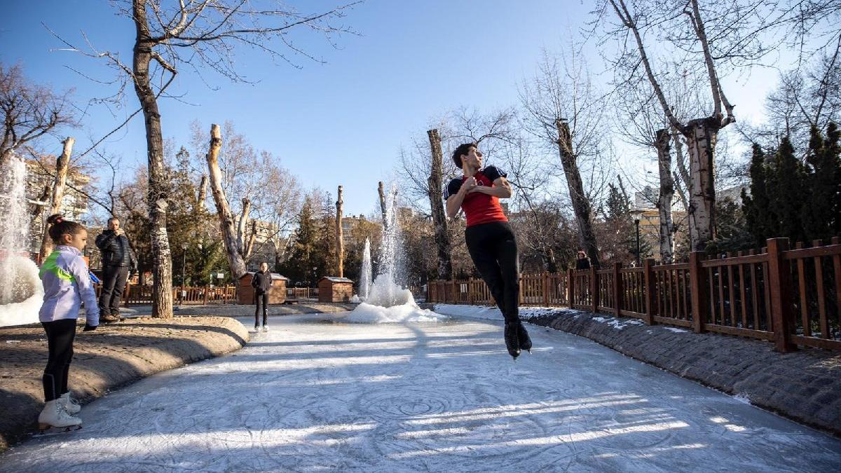 Ankara’nın simgesi Kuğulu Park buz pateni sporcularına pist oldu