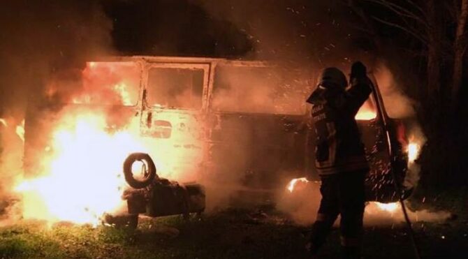 Araç ile birlikte yandı