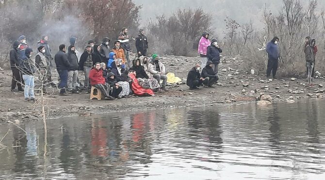 Arkadaşını kurtarmak isterken canından oldu