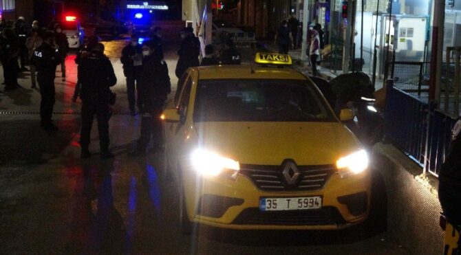 Arkadaşlarına çarpan taksiciyi bıçakladıktan sonra aracı alıp kaçtılar