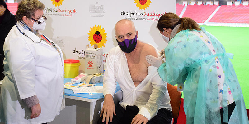 Arnavutluk’ta Kovid-19’a karşı aşılama başladı