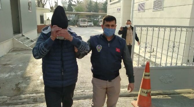 Arsız hırsız bebek arabalı kadının telefonunu çaldı, ardından selam verdi