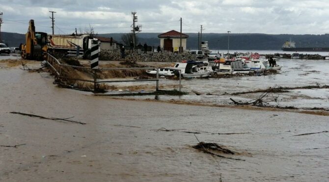 Aşırı yağış nedeniyle iki tekne battı