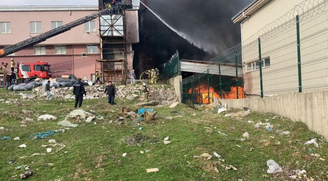 Ayakkabı fabrikasında yangında lüks araçlar küle döndü