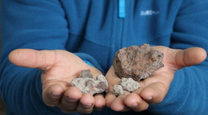 Bağda kaybettiği çapayı ararken göktaşı buldu